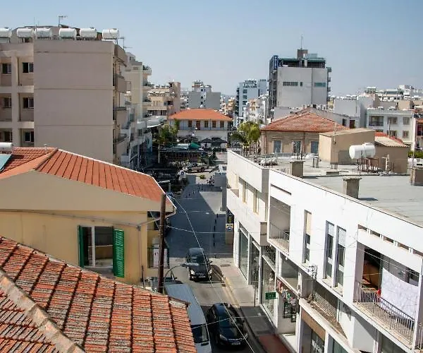 Lakis Court