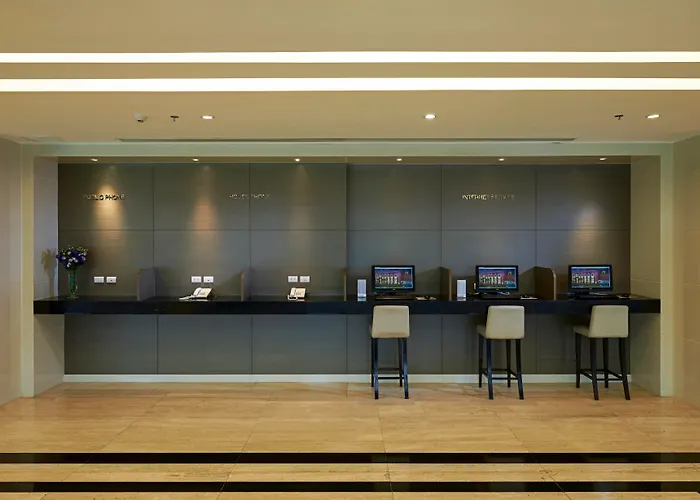 Bangkok hotels near Temple of Dawn