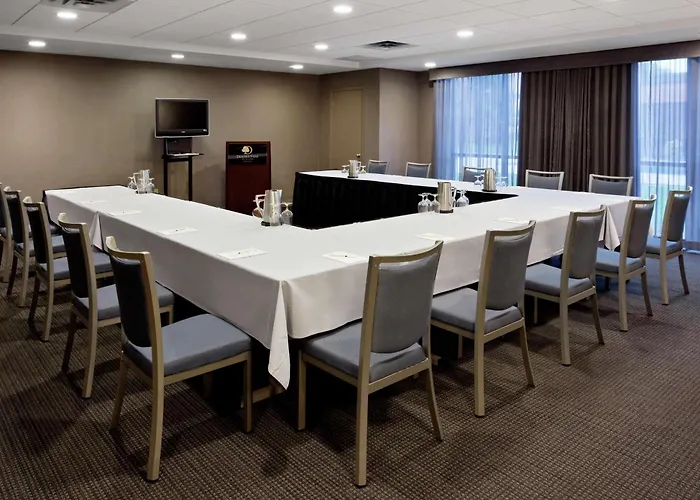 East Syracuse Hotels With Jacuzzi in Room