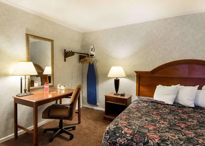 Econo Lodge Inn & Suites