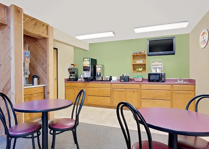 Dyersville Hotels