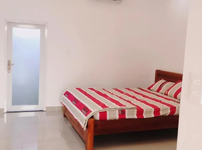 Hotel Nhu Y Ho Tram