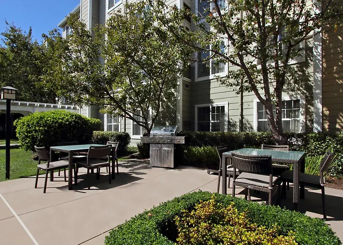Newark Hotels With Jacuzzi in Room