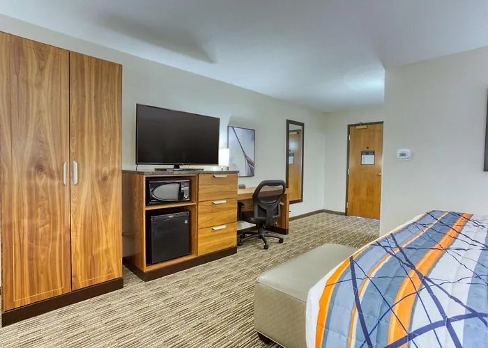 Collinsville Hotels