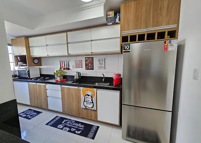Apartamento centralizado à poucas quadras do mar.
