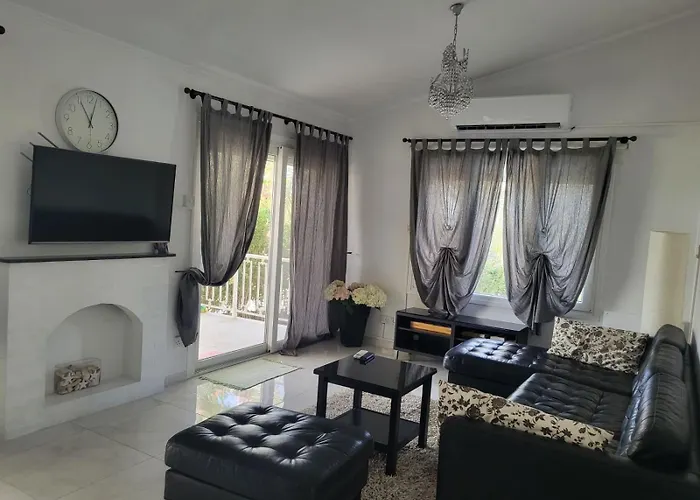 Villa Neyla Four Bedroom Coral Bay Beach Front