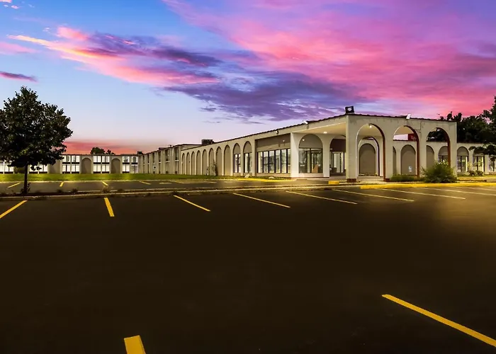 North Aurora Hotels