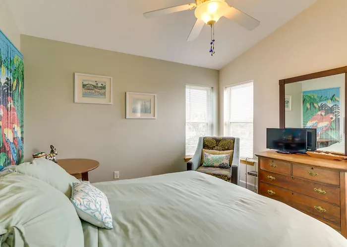 Steps To Beach, Outdoor Perks! Indian Rocks Condo