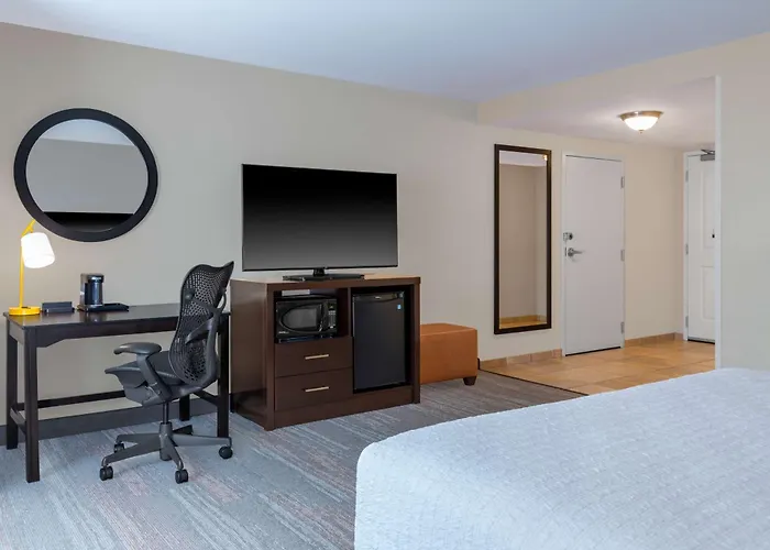 Madison Hotels With Jacuzzi in Room