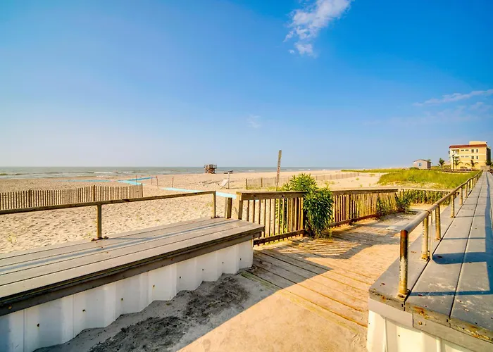 Bright Brigantine Townhome: Steps To Beach Access!