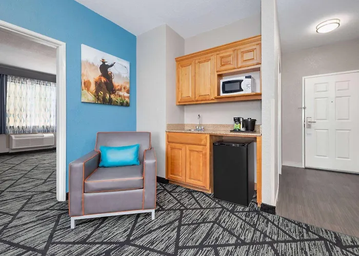 Alvarado Hotels