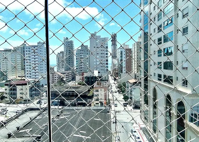 Apto 350 metros do mar com 2 garagens e ar condicionado