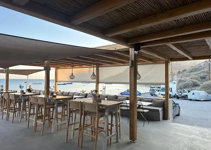 Akrotiri Hotel