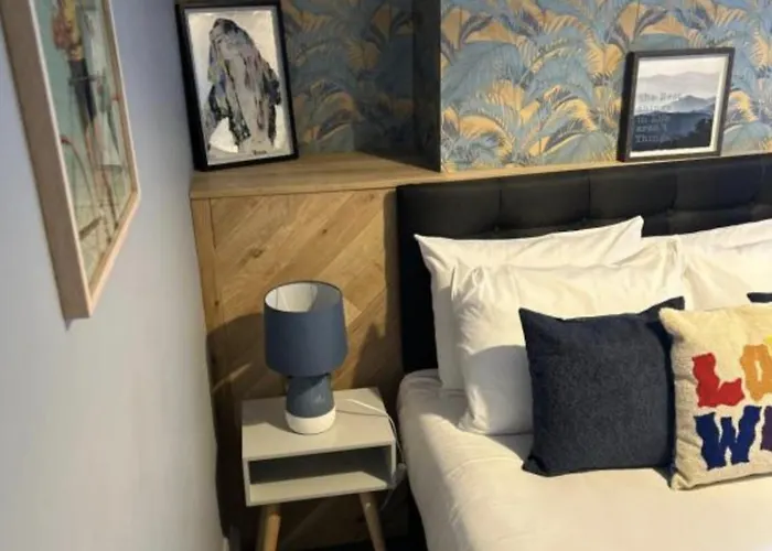 Lyndhurst Hotels