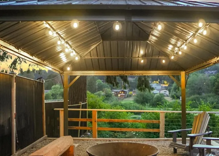 Lake Cowichan Hotels
