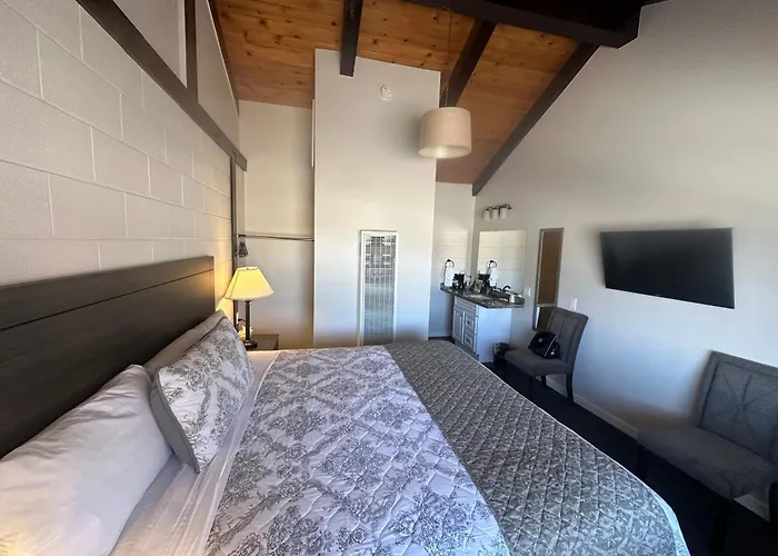 Lee Vining Hotels