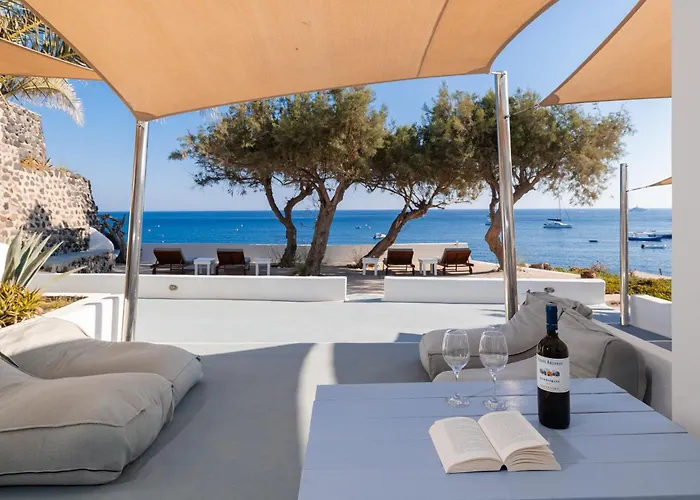 Akrotiri Hotel