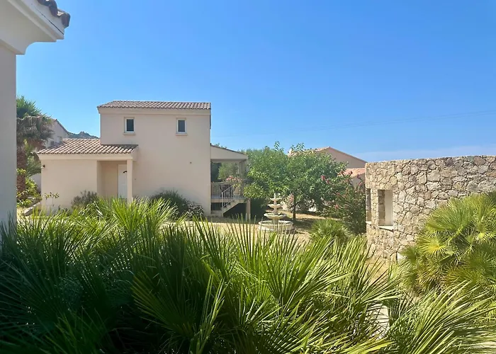 Villen mit privatem Schwimmbad in Calvi (Corsica)