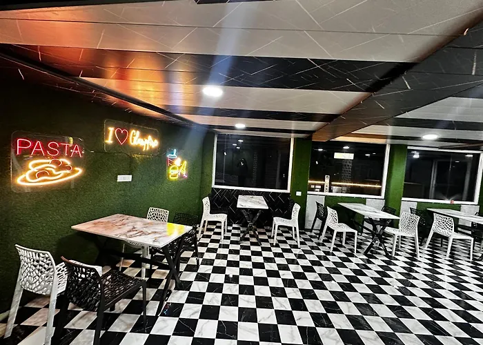 Glampfire Hotel And Cafe