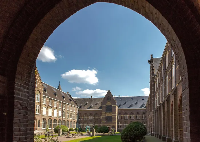 Hotels in Hoeven