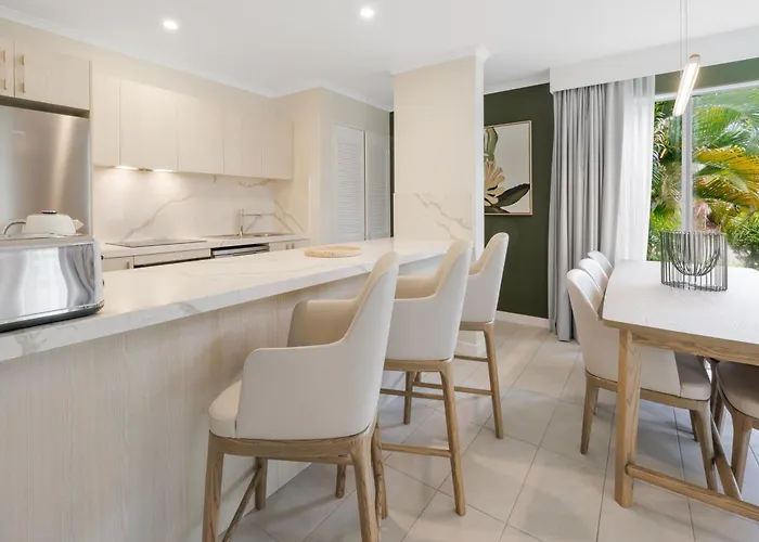 Palm Cove Hotels