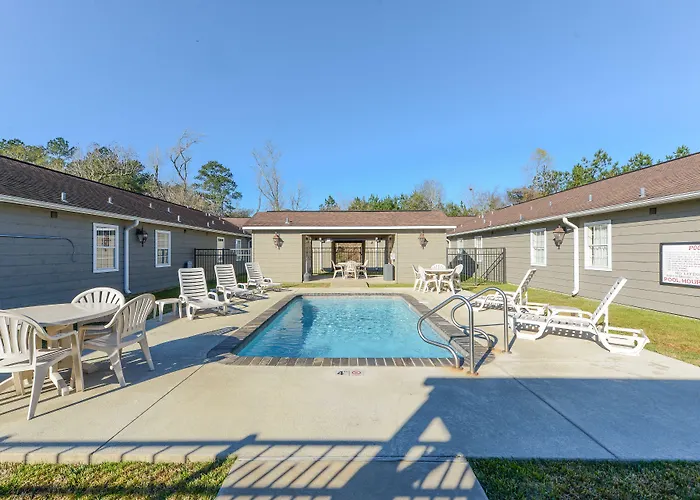 Woodville Hotels