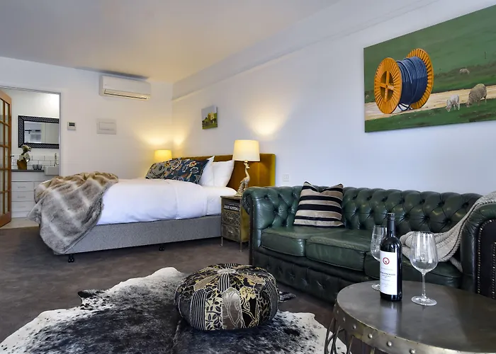 Clunes Hotels