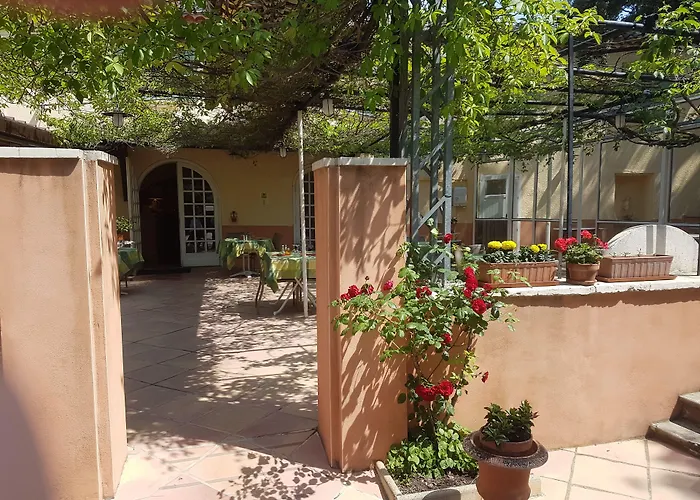 Logis Hotel Le Chene Vert