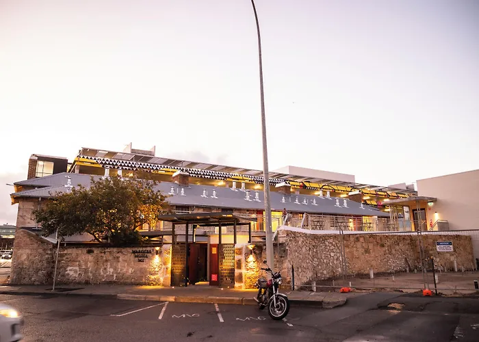 Garde And Warders Hotel