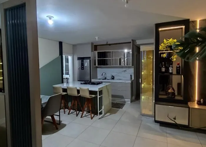 Apto com Churrasqueira, Cama Ortopedica e ar Condicionado 300m da praia acomoda 06 PESSOAS