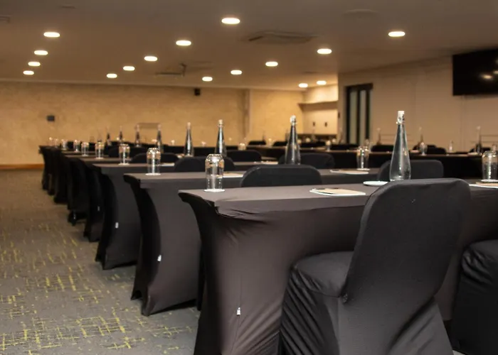 Q'S Evander Hotel & Apartments
