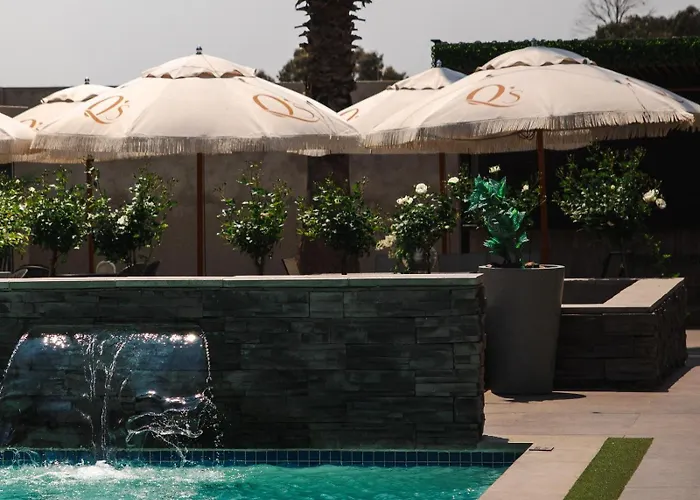 Q'S Evander Hotel & Apartments