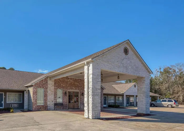 Leesville Hotels