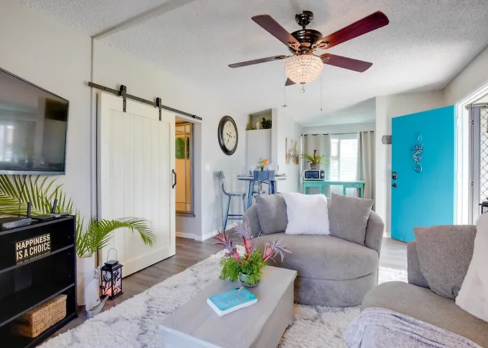 Lanai & Community Pool Access: Sunny Central Condo