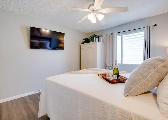 Lanai & Community Pool Access: Sunny Central Condo