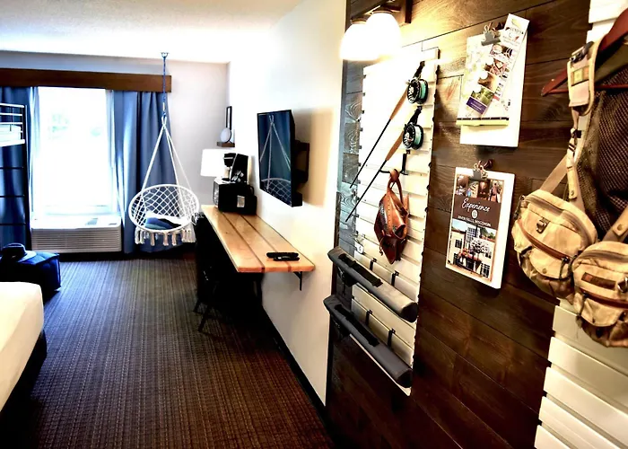 River Falls Hotels