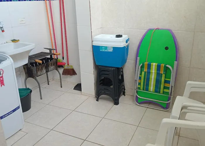 Casa a 250 metros a pé da praia. Ótima localização