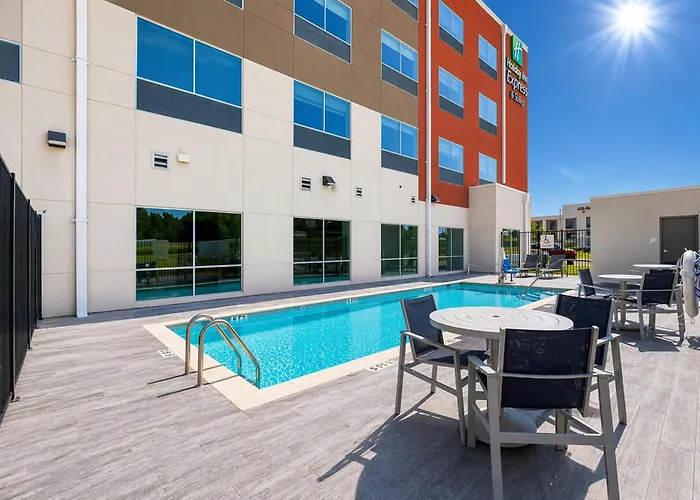 Lindale Hotels