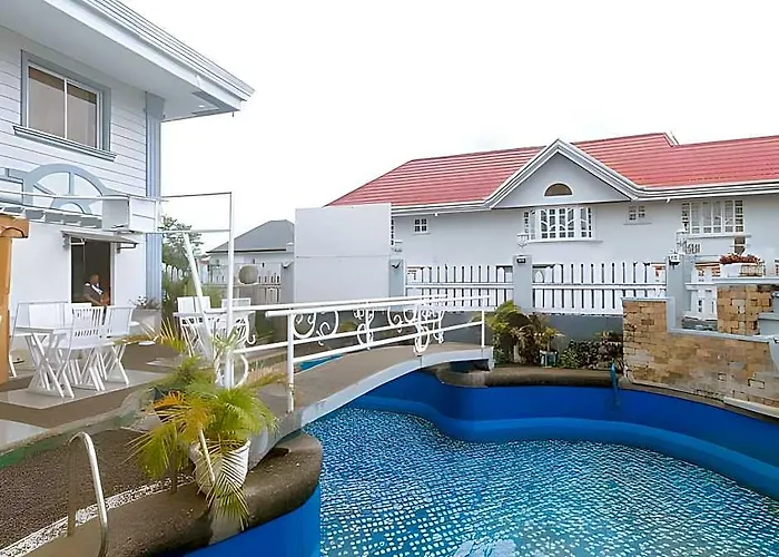 Reddoorz Premium @ The Grand Peninsula Suites