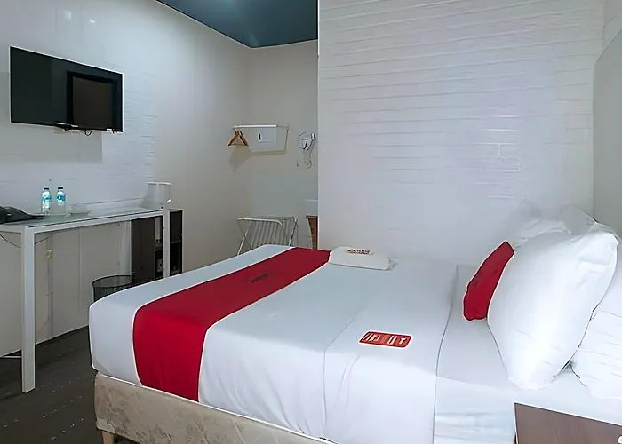 Reddoorz Premium @ The Grand Peninsula Suites