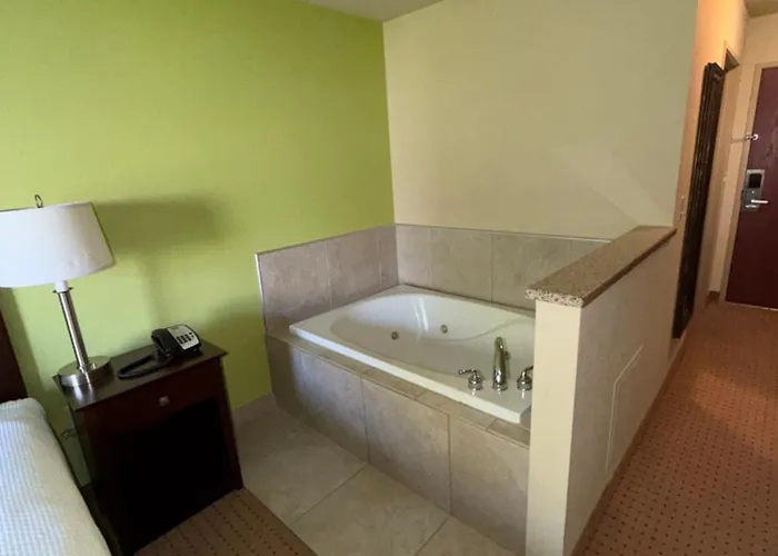 Evansville Hotels With Jacuzzi in Room