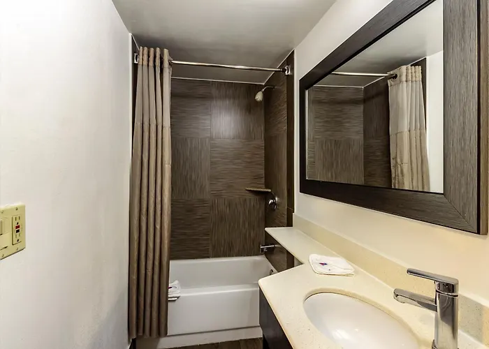 Elizabeth Hotels With Jacuzzi in Room