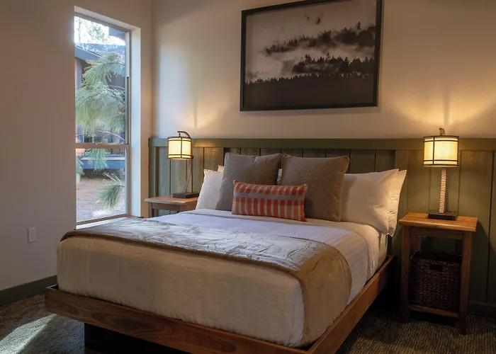 Groveland Hotels
