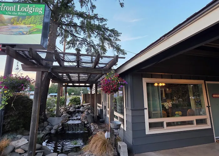 Shady Cove Hotels
