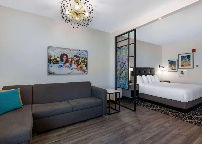 Maricopa Hotels