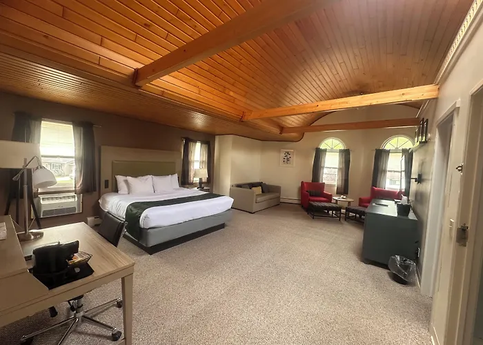Pictured Rocks Inn And Suites