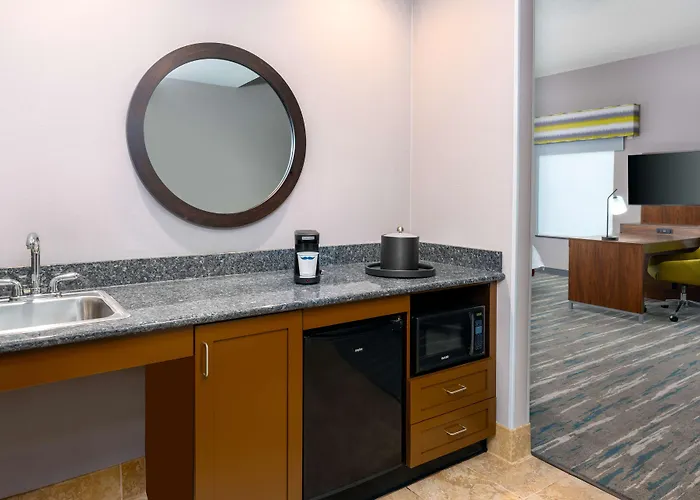 Farmington Hotels