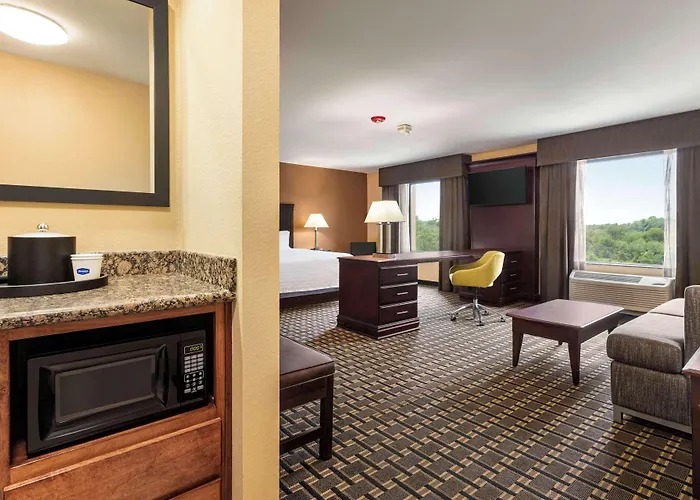 Pine Bluff Hotels