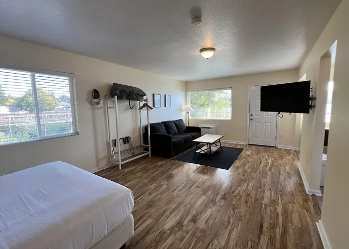 Clearlake Hotels