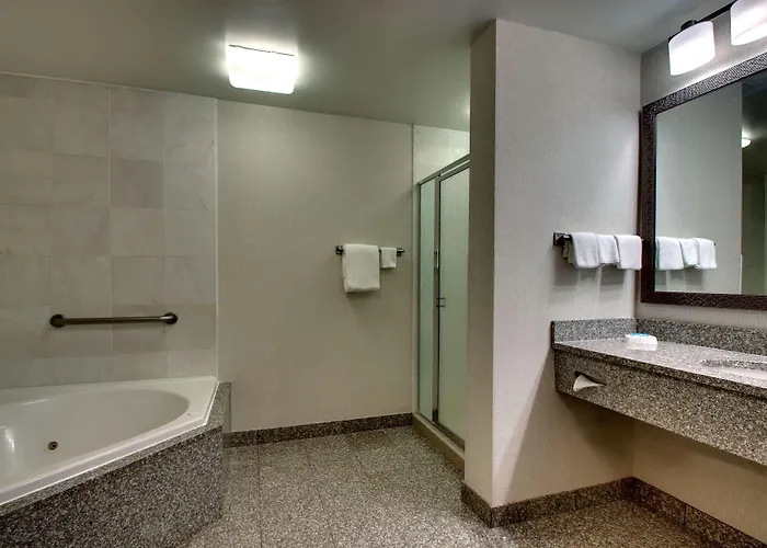 Toledo Hotels With Jacuzzi in Room